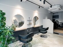 リボーン(Reborn)の雰囲気（白とグレーを基調とした配色でスタイリッシュで落ち着いた店内。）