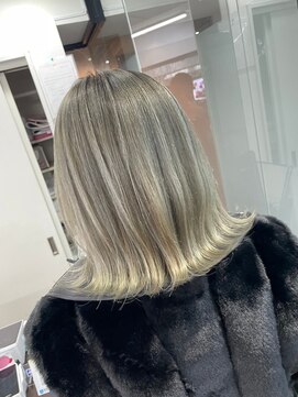 アイズ 本厚木(AIZU) ホワイトミルクティーベージュ　シャドウルーツ