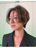 センターパートのくびれショート［新宿/ハンサムショート］