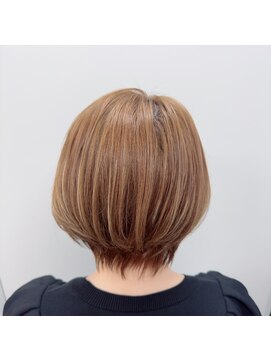 ショートボブ　ハイライト　白髪ぼかし　30代40代50代