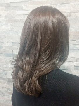 ヴィソップ(V.S.O.P) ダメージレスの白髪染めとレイヤーで作るふんわりセミロング