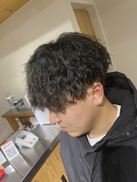 クオル 立川(QOL) 縦落ちツイスパ 刈り上げマッシュ