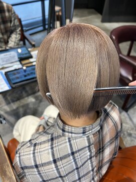 インス(ensue) 20代30代40代抜け感刈り上げハンサムショートミルクティベージュ