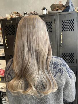 アチーブリス(achieve Liss) ハイトーンホワイトブロンド透明感ダブルカラーゆるふわウェーブ