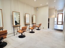 ユートゥイーズ 鎌倉(U too e's)の雰囲気（白を基調にした明るい店内/リラックスできる環境づくり）