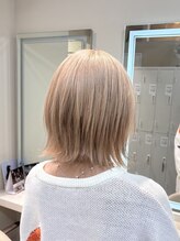【ケアブリーチの進化系。髪の芯を保護しながら理想の明るさを引き出す、低負担なダブルカラー】