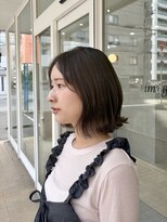 コレル(KORELLE) 透け感オリーブ寒色カラー×外ハネスタイル
