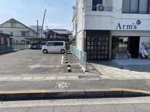 アームズ(Arm's)の雰囲気（軽自動車でしたら店舗正面に駐車することが可能です。）