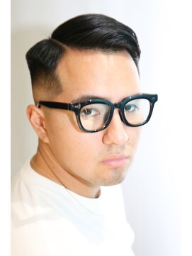 カーウォッシュバーバー(CARWASH BARBER) 七三サイドパートフェードかき上げヘアコンマヘア