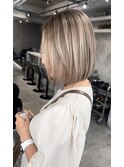 レイヤーボブハイライトブリーチレイヤーハイトーングレージュ