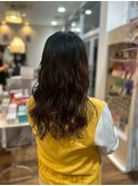 ウェットな質感で魅せる大人の抜け感パーマ/黒髪