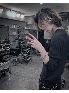 シン(syn) センターパート　ウルフ　グラデーションカラー