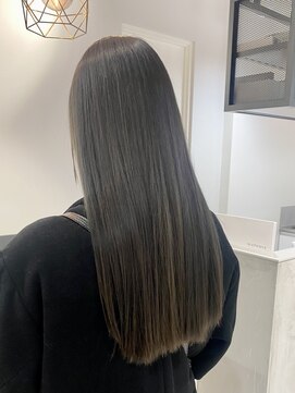 キュエム(Cuem) 【Cuem 小原】艶ベージュ ストレート イルミナカラー