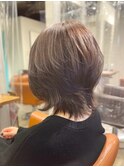 ハイライト外ハネくびれウルフヘアアッシュグレージュ