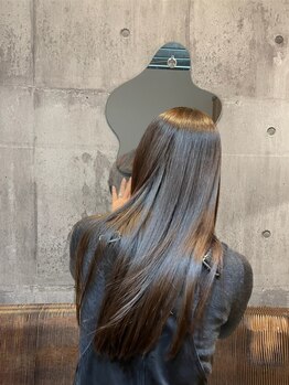 イズミ(Izumi)の写真/【大人の隠れ家サロンIzumi-イズミ-】ツヤ感もあり手触り柔らかい髪へ導く髪質改善がおすすめ。