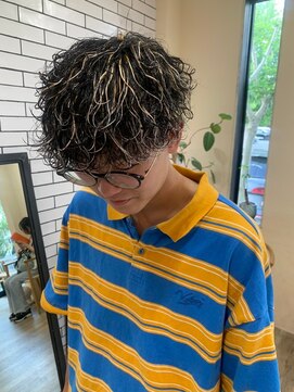 シフト(SHEEFT) ハイトーンメッシュツーブロックマッシュス波巻きパイラルパーマ