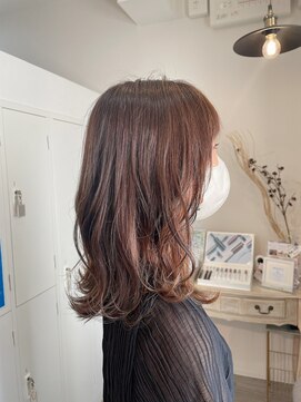 ロッカ(ROCCA) 透明感ブラウンのゆる揺れミディ