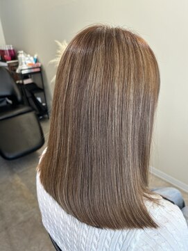 ハイライトを活かしたグレイカバーなヘアカラー