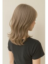 ミー 岡崎(mii)&nbsp;mii柔らかベージュの透明感ミディレイヤー[岡崎/稲熊/ブリーチ]