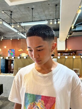 エディ(Edy) 刈り上げスキンフェード外国人風眉毛カットジェットモヒカン