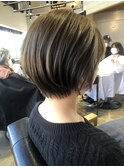 自然とくびれる透け感ショート