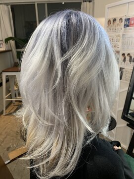 ツムグ 代官山店(TUMUGU) 大人可愛いビビッドカラーグレーホワイト/白髪ぼかし脱白髪染め