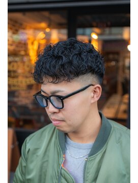 アンドザバダス(&THE BADASS) ツーブロック×アイロンパーマ