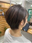 くすみマロンベージュ前下がり似合わせ耳かけショートヘア