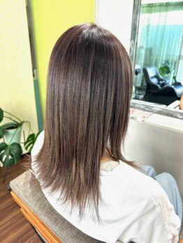 頭皮に優しいハーブカラーやトリートメントカラーも取り入れています。大人の魅力を引き出すスタイルへ。