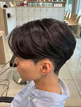 アッシュ 高幡不動店(Ash) ツーブロック刈り上げセンターパートフェザーショート立川