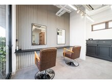 MDGRの雰囲気（グレーを貴重とするシンプルな店内）