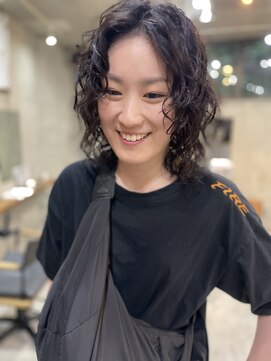 ナループロアツム(Nalu pu loa Tsum) ミディアムレイヤー　ウェーブパーマ