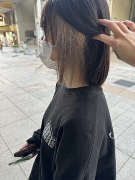 ナンバー 竪町(number+) 大人かわいいストレート切りっぱなしイヤリングカラーグレージュ