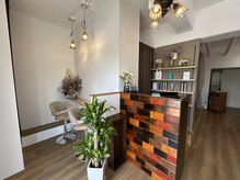 光と木の温もりに包まれた癒しのプライベートサロン♪