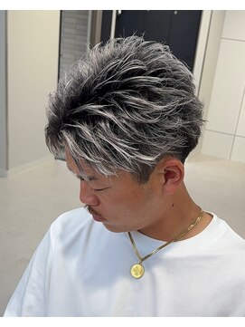 テンバイリップスヘアー(TEN by LIPPS hair) ホワイトシルバーシャドールーツツーブロスパイキーショート