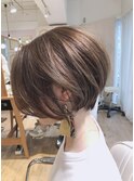 グレーベージュ_ひし形前下がりショートボブ_ホワイトグレージュ
