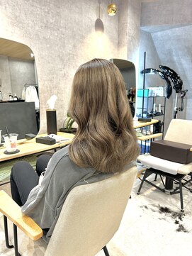 ハイトーンベージュ×大人可愛いスタイル×レイヤー