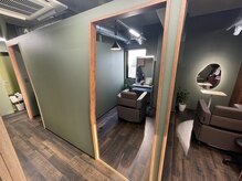 イム 博多 祇園(im)の雰囲気（緑基調の落ち着く空間で初めてでも緊張しないを心がけてます。）