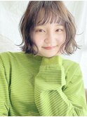 柔らかベージュグレージュカラー切りっぱなしボブ外ハネボブ