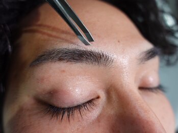 ザスーツブラザーズ(THE SUITS BROTHERS)の写真/モテる男の身だしなみは細部に宿る。髪型×眉毛のトータル提案で、周囲と差がつく洗練された垢抜け顔へ。