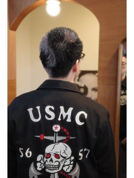 エディ(Edy) 刈り上げバズカットケアブリーチダブルカラーデザインカラー坊主