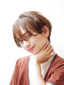 サークル(CIRCLE) マッシュショートカーキグレージュ大人かわいいフェザーバング