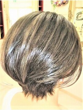 デザインヘアーピアジェ 八木店(DESIGN HAIR PIAGET) 上品フォルムのハイライト入り・サイド片方刈上げ・キララTRボブ