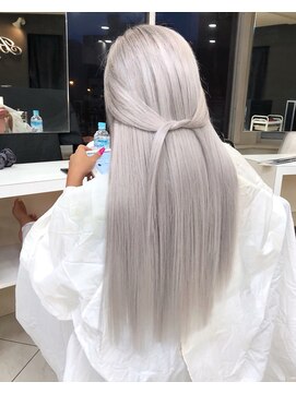 スライバイリアオオサカ(Sly By Ria OSAKA) ホワイトシルバー【梅田】【大阪】