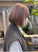 ヘーゼルベージュハイトーンボブ顔まわりレイヤーワイドバング