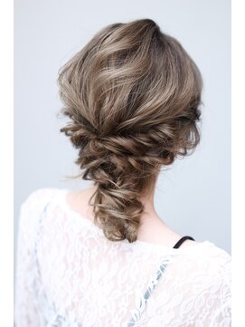 イロドリ ヘアーデザイン(IRODORI hair design) IRODORI　ダウンスタイルな編み込み　［西尾一寛］