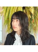 パーマの残りを活かしたミディアムスタイル