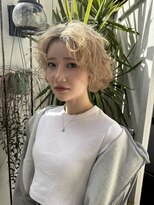 アデ オモテサンドウ(ade omotesando) ハイトーンカラーとランダムなカールで作るレイヤーボブ