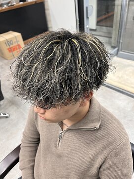 イーラ(era) メンズパーマ金メッシュ波打ちツイスパマッシュ