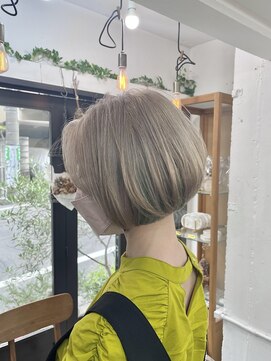 リッカ(RICCA) 【RICCA akiyo】アシメショート ホワイトベージュ×グリーン♪